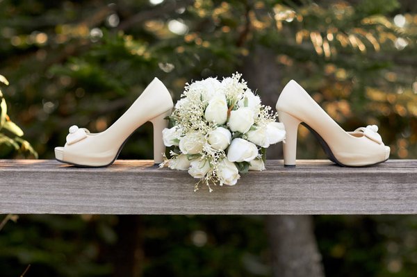 How to Select the Perfect High-Heeled Shoes for a Formal Event in UK's Windy Weather?