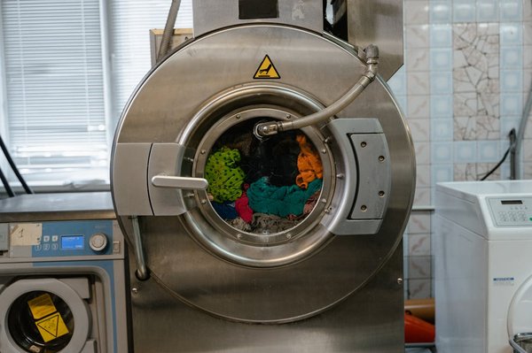 What Is the Optimal Water Temperature for Washing Colored Fabrics to Prevent Fading?